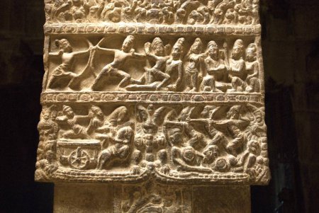Foto de Batalla entre Arjuna y escultura shiva; Patrimonio de la Humanidad por la UNESCO; El templo de Virupaksha es arquitectura Dravidiana construida por la reina Lokamahadevi en Pattadakal; Karnataka; India - Imagen libre de derechos