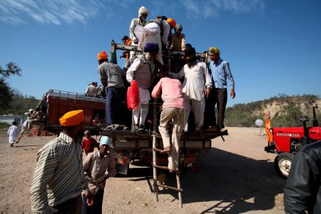 Téléchargez les photos : Les gens descendent du camion au Pendjab, en Inde - en image libre de droit