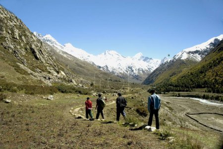 Téléchargez les photos : Kinner Kailash chaîne de montagnes enneigées à Chitkul ; Vallée de la Sangla ; Himachal Pradesh ; Inde - en image libre de droit
