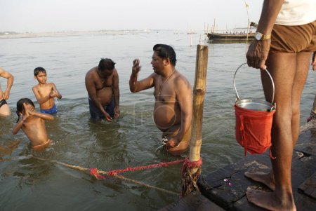 Téléchargez les photos : Les dévots se baignant dans la rivière, Triveni sangam, Allahabad, Uttar Pradesh, Inde - en image libre de droit