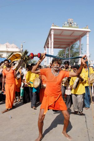Téléchargez les photos : Theertha Kavadi, Agni Nakshatram est une période la plus chaude de 14 jours de l'année, à Kodumudi fervents dévots recueillir l'eau de la rivière Cauvery dans les kavadis à Palani pour abhishekam de la divinité, majestueux cortège giri vidhi, Tamil Nadu, Inde - en image libre de droit