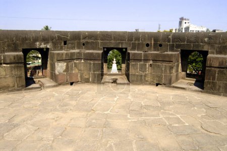 Foto de Fortificación y mirillas de bastión en la parte superior de la entrada principal de Shaniwarwada; Pune; Maharashtra; India - Imagen libre de derechos