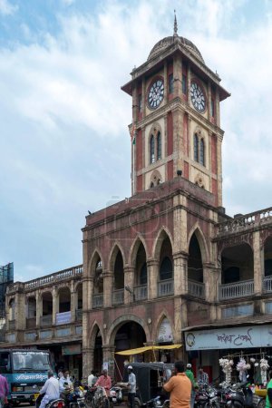 Téléchargez les photos : Tour de l'horloge Laxmi Market Building, Miraj, Maharashtra, Inde, Asie - en image libre de droit
