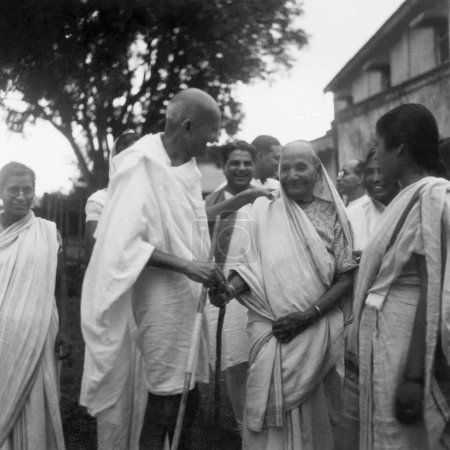Foto de Mahatma Gandhi con la madre de Jamnalal Bajaj en Wardha, 1945, Shantikumar Morarjee, Uma Om Agarwal hija de Jankidevi Bajaj, India - Imagen libre de derechos