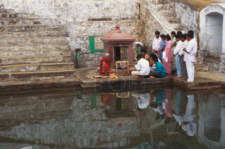Téléchargez les photos : Personnes faisant du puja à brahma kundica à tala Cauvery, kodagu Coorg, Karnataka, Inde - en image libre de droit