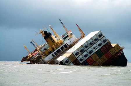 Containerschiff Chitra kippt gefährlich ins Meer; Bombay Mumbai; Maharashtra; Indien 9-August-2010