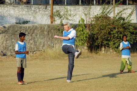 Téléchargez les photos : Boris Franz Becker visite un programme de football organisé par une ONG Magic Bus à Bombay maintenant Mumbai, Maharashtra, Inde - en image libre de droit
