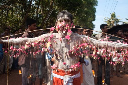 Téléchargez les photos : Piercing dévot avec des brochettes à kavadiatam thaipooyam thaippooyam festival, Kottayakunn, Nedumgolam, Quilon Kollam, Kerala, Inde 2010 - en image libre de droit