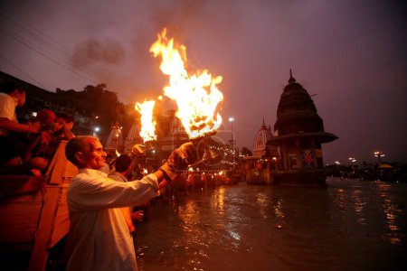 Téléchargez les photos : Prêtres portant le saint aarti pendant les prières, Har Ki Pauri signifie littéralement pas du Seigneur est considéré comme le Ghat le plus sacré de Haridwar sur les rives de la rivière Ganga, Uttaranchal, Inde - en image libre de droit