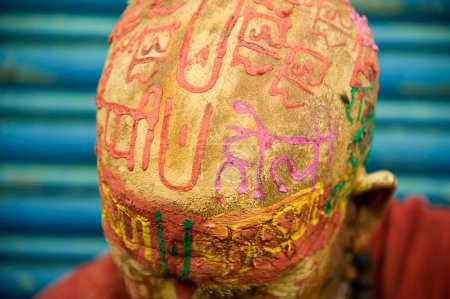 Téléchargez les photos : Prêtre écrivant radhe krishna sur la tête par pâte de bois de santal, uttar pradesh, Inde, Asie - en image libre de droit