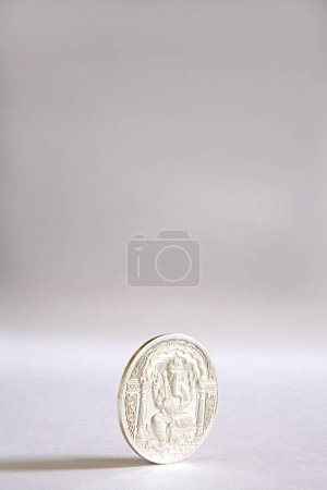 Foto de Moneda de plata con imagen de dios Ganesh, India - Imagen libre de derechos