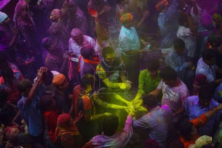 Foto de Gente lanzando polvo de color del templo Banke Bihari, Uttar Pradesh, India, Asia - Imagen libre de derechos