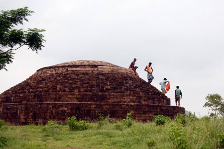 Foto de Estupa de buda arruinada en patrimonio sitio excavado budista; Lalitgiri; Orissa; India - Imagen libre de derechos