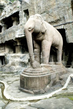 Téléchargez les photos : État de l'éléphant dans les grottes d'Ellora ; Aurangabad ; Maharashtra ; Inde - en image libre de droit