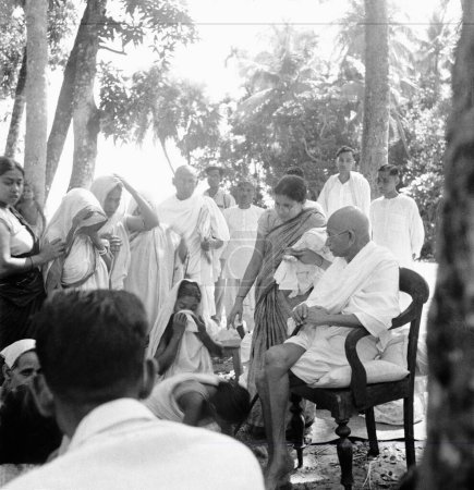 Foto de Mahatma Gandhi reunida llorando disturbios de mujeres entre hindúes y musulmanes Noakhali Bengala Oriental Noviembre 1946 Sucheta Kripalani - Imagen libre de derechos