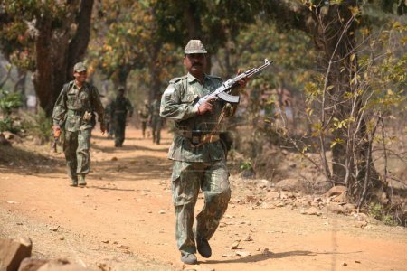 Téléchargez les photos : Force de police de la Réserve centrale Soldat CRPF à la recherche de naxalites dans la forêt du Jharkhand, en Inde - en image libre de droit