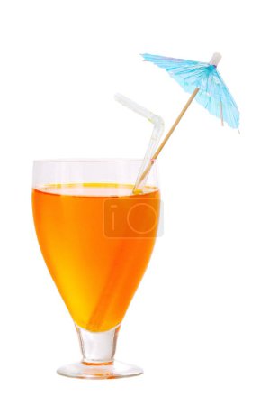 Téléchargez les photos : Jus d'orange en verre sur fond blanc - en image libre de droit