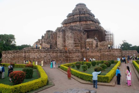Téléchargez les photos : Visiteurs au complexe du temple du soleil du patrimoine mondial à Konarak ; Orissa ; Inde - en image libre de droit