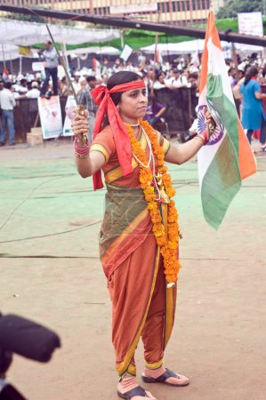 Téléchargez les photos : Anna Hazare Supporters dame déguisée en jhansi ki rani à ramlila maidan nouveau delhi Inde Asie - en image libre de droit