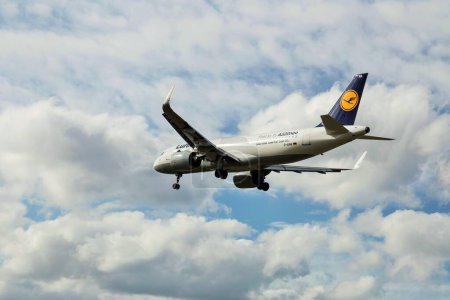 Téléchargez les photos : Lufthansa Airlines of Germany avion atterrissant à l'aéroport de Heathrow, Londres, Royaume-Uni - en image libre de droit