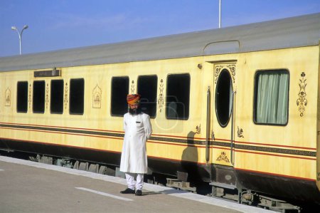 Téléchargez les photos : Trains Chemins de fer ; rajasthani assiste au palais sur roues ; jaislamer ; rajasthan ; Inde - en image libre de droit
