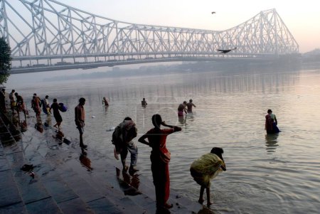 Téléchargez les photos : Vue du pont Howrah (Rabindra Setu) depuis Ghat On The River Grosso modo Un miracle d'ingénierie ; Énorme pont en porte-à-faux et large ; Kolkata ; Bengale occidental ; Inde - en image libre de droit