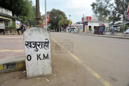 Foto de Horizontal Zero Milestone At Khajuraho MP 0 km 0 km 0 km carretera Madhya Pradesh India Asia - Imagen libre de derechos