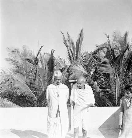 Foto de Mahatma Gandhi y el líder hariyano Thakkar Bapa en Madras; enero de 1946; India - Imagen libre de derechos