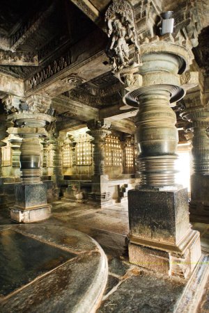 Téléchargez les photos : Statues et piliers dans le garbhagruha du temple Hoysaleswara ; Halebid Halebidu ; Hassan ; Karnataka ; Inde - en image libre de droit