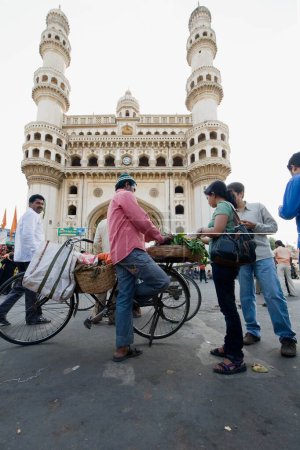 Foto de Vendedor de verduras frente a la mezquita charminar, Hyderabad, Andhra Pradesh, India - Imagen libre de derechos