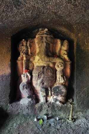 Estatua de Ganesh cueva cortada en roca, dapoli, ratnagiri, Maharashtra, India, Asia