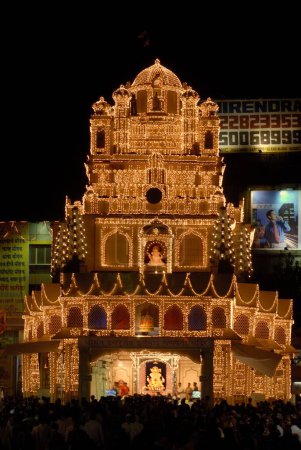 Foto de Decoración ricamente iluminada del Señor Ganesh, Réplica del Templo de Khandoba de Jejuri, Festival de Ganapati en Dagduseth Halwai Ganapati, Pune, Maharashtra, India, Asia - Imagen libre de derechos