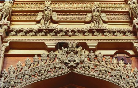 Foto de Excelentes trabajos de estuco sobre arcos del palacio de Thirumalai Nayak Mahal, Madurai, Tamil Nadu, India - Imagen libre de derechos