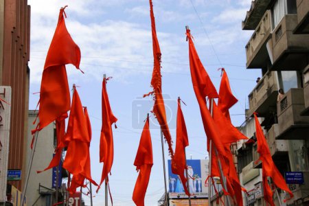 Foto de Procesión de inmersión de Ganesh en el décimo día del festival Ganesh ganpati Banderas naranjas levantadas para conmemorar la festividad; Pune; Maharashtra; India - Imagen libre de derechos