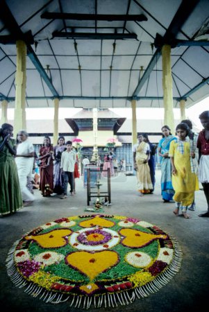 Téléchargez les photos : Onam Décoration florale au temple krishna ; aranmula ; kerala ; Inde - en image libre de droit