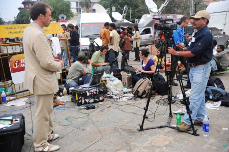 Téléchargez les photos : Les médias européens devant l'hôtel Taj Mahal après un attentat terroriste à Bombay Mumbai, Maharashtra, Inde 26 novembre 2008 - en image libre de droit