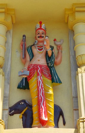 Téléchargez les photos : Dieu de la mort Yamdev dans le temple Somnath, Bilimora, Gujarat, Inde - en image libre de droit