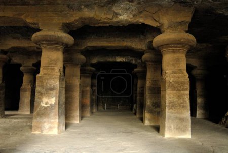 Foto de Patrimonio de la Humanidad por la UNESCO; Grandes pilares del patio en la cueva número 1 en las cuevas de Elephanta; Gharapuri ahora conocida como Isla Elephanta; Distrito Raigad; Maharashtra; India - Imagen libre de derechos