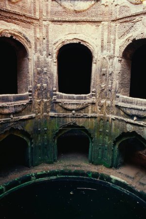 Baoli de varios pisos bien en Bara Imambara, Lucknow, Uttar Pradesh, India