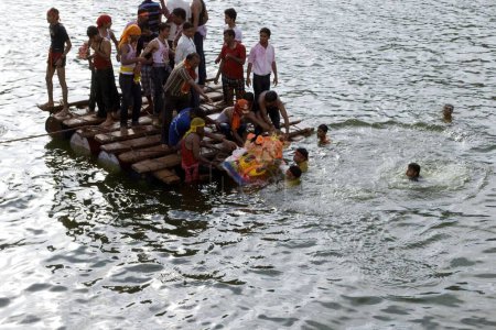 Téléchargez les photos : Volontaires portant Ganpati sur radeau à Gulabsagar Visarjan Jodhpur Rajasthan Inde Asie - en image libre de droit