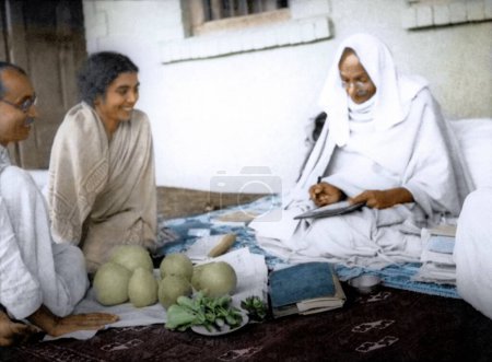 Téléchargez les photos : Pyarelal Nayyar et Sushila Nayar riant avec Mahatma Gandhi, Inde, Asie, octobre 1938 - en image libre de droit