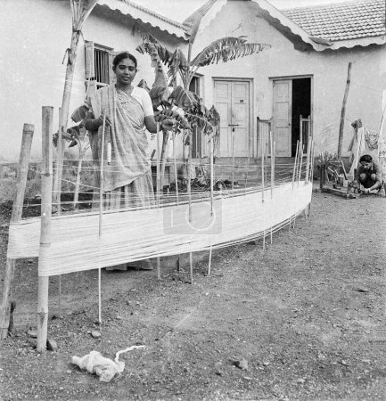 Foto de Viejo vintage 1900 's imagen en blanco y negro de hilado de algodón proceso de hilado manualmente la India - Imagen libre de derechos