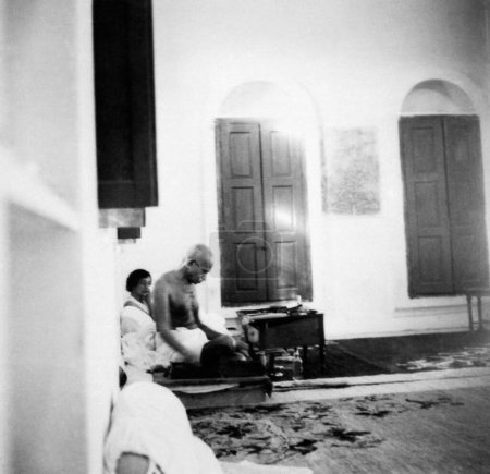 Foto de Mahatma Gandhi girando en la Colonia Bhangi en Delhi. 1946. Rajkumari Amrit Kaur. India - Imagen libre de derechos