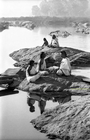 Téléchargez les photos : Prêtre hindou assis sur des rochers, Inde - en image libre de droit