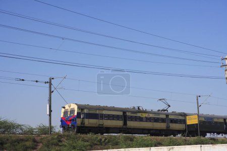 Téléchargez les photos : Passage de train local ; Camel près du magasin ; Agra ; Uttar Pradesh ; Inde - en image libre de droit