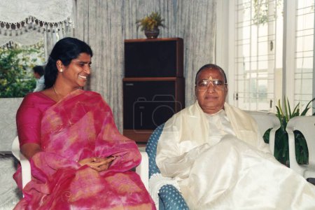 Téléchargez les photos : Le cinéaste et homme politique indien d'Asie du Sud N. T. Rama Rao fondateur du Parti Telugu Desam et a servi trois fois comme ministre en chef de l'Andhra Pradesh assis avec son épouse, l'Inde - en image libre de droit