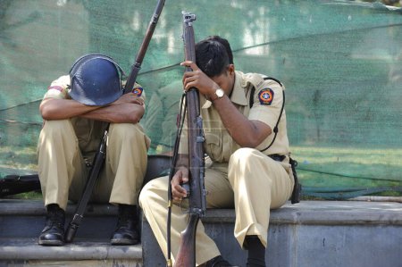 Téléchargez les photos : Police fatiguée ; après l'attaque terroriste de Deccan Moudjahidin le 26 novembre 2008 à Bombay Mumbai ; Maharashtra ; Inde - en image libre de droit