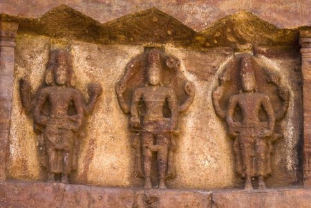 Brahma; Shiva und Vishnu Basrelief im Höhlentempel 7. Jahrhundert; Badami; Karnataka; Indien