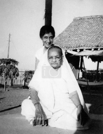 Foto de Kasturba Gandhi y Rajkumari Amrit Kaur en el Ashram Sevagram, 1941 - Imagen libre de derechos