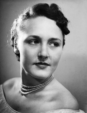 Téléchargez les photos : Femme britannique portant un collier ; portrait en studio ; Kulri ; Mussoorie ; Uttar Pradesh ; Inde Années 1940 - en image libre de droit